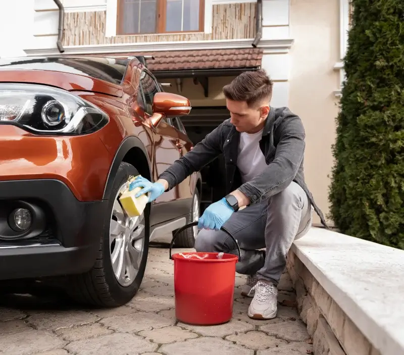 Lavage auto à domicile Pars-lès-Romilly : professionnel intervenant sur un véhicule